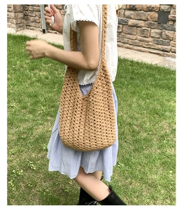 Gros plan d'un sac de plage en coton tissé à la main avec motif de crochet ajouré