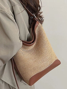 Sac à bandoulière minimaliste en paille tressée avec bordure en cuir marron foncé
