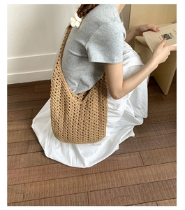 Détail de la texture tissée à la main et du fil de coton marron clair sur le sac