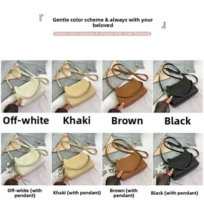 Vue en grille de sacs seaux texturés en quatre couleurs avec breloque étoile