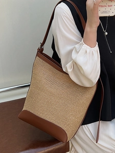 Sac seau en paille tressée avec bordure en cuir marron et bandoulière réglable femme