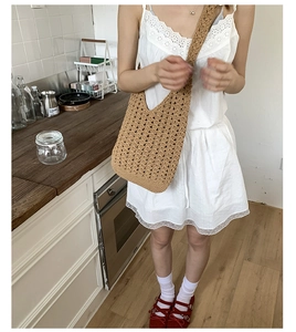 Détail d'un sac à bandoulière en crochet fait main avec motif ajouré en teinte kaki clair