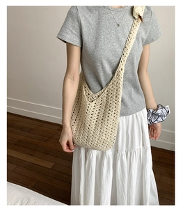 Gros plan sur un sac en coton tissé beige avec des motifs au crochet géométriques