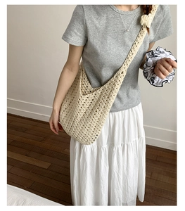 Gros plan détaillé du grand sac à bandoulière en coton beige tissé main sur un modèle