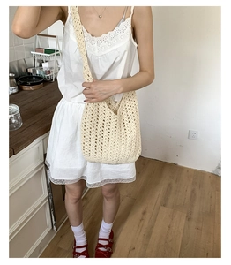 Détail du sac bandoulière en coton beige au crochet avec motif en maille ajourée