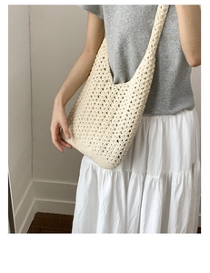 Vue macro détaillée du motif ajouré complexe tissé à la main sur le sac en coton beige