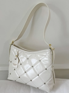 Sac hobo matelassé blanc avec rivets métalliques et large bandoulière