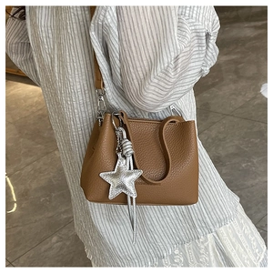 Sac seau en cuir marron avec breloque étoile argentée et bandoulière amovible