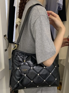 Sac à bandoulière matelassé en cuir noir brillant avec strass et longue chaîne