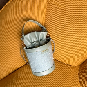 Détail du sac seau bleu-vert clair avec tissu texturé et doublure à cordon serrage