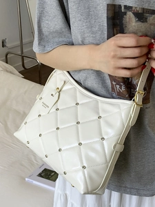Sac bandoulière blanc matelassé avec rivets argentés et bandoulière chaîne style minimaliste