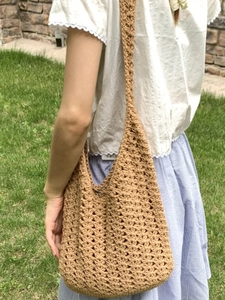 Sac bandoulière marron en coton tissé à la main avec texture ondulée pour la plage