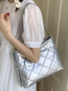 Sac à bandoulière argenté matelassé avec strass pour un look mode féminin chic