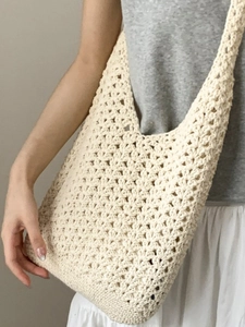 Sac hobo minimaliste en coton crocheté beige avec texture ajourée pour les vacances