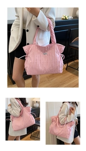 Détail du sac cabas plissé rose avec logo métallique et cordons de serrage latéraux