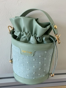 Sac seau vert menthe chic avec broderie florale et fermeture à cordon réglable
