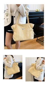 Détail d'un grand sac cabas plissé jaune clair avec bandoulières et cordons décoratifs