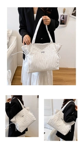 Détail du sac cabas plissé blanc montrant la texture du tissu et les cordons latéraux