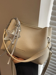 Sac seau crème avec texture en cuir grainé et pendentif étoile pour femmes chic