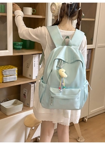 Detailansicht des mintblauen Nylon-Rucksacks mit süßem Mond-Plüschtier für Schüler