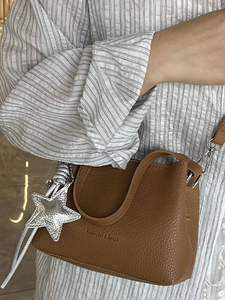 Sac seau en cuir marron avec breloque étoile argentée et bandoulière fine