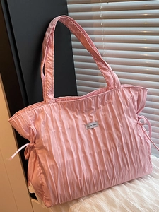 Sac fourre-tout plissé rose avec cordon de serrage et étiquette Ann's then été
