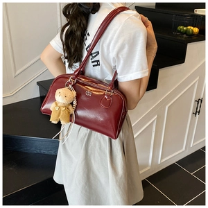 Sac à main en cuir PU bordeaux mat avec un adorable pendentif en peluche d'ours beige