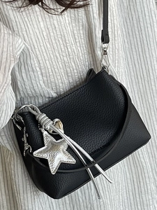Sac seau noir classique avec pendentif étoile argenté et franges sur texture cuir
