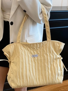 Sac fourre-tout plissé jaune clair avec cordon de serrage et étiquette pour le quotidien
