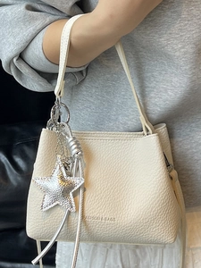 Sac seau en cuir blanc crème avec breloque étoile argentée et détails tissés élégants