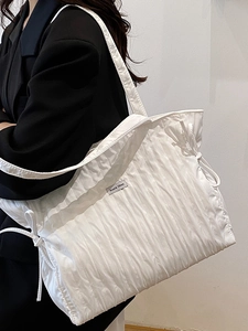 Grand sac cabas blanc plissé minimaliste avec nœuds pour le trajet quotidien en été