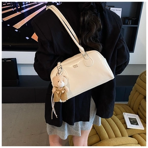 Sac à épaule en cuir verni blanc crème avec breloque ours et finition minimaliste