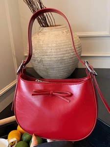 Sac sous le bras rouge élégant avec design de nœud papillon et boucles en métal argenté