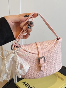 Sac seau en cuir PU tressé rose avec chaîne de perles et nœud en dentelle élégant