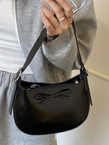 Sac sous le bras croissant noir avec nœud décoratif et bandoulière en cuir souple