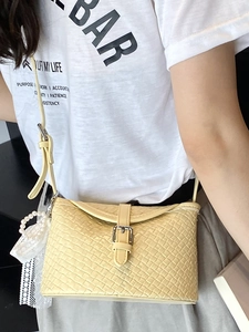 Sac seau tissé jaune chic avec breloque en dentelle de perles et bandoulière élégante