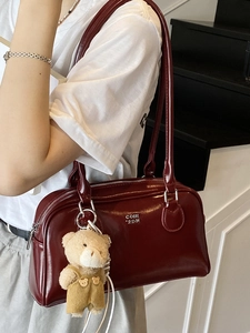 Sac à main rouge foncé brillant avec logo COIN 2DN et breloque ours en peluche