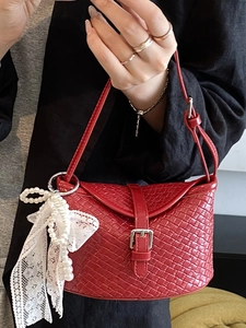 Sac seau rouge texturé avec boucle argentée et pendentif élégant en perles et dentelle