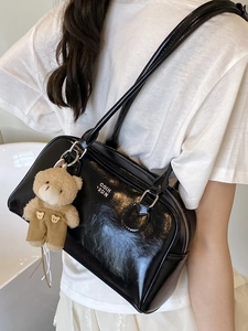 Sac à épaule noir brillant avec lettrage blanc et petit pendentif ours en peluche