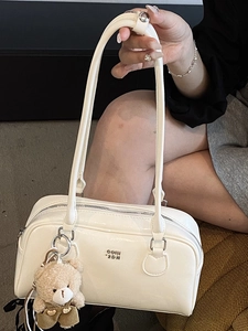 Sac à main chic en cuir verni blanc cassé de style coréen avec porte-clé ours peluche