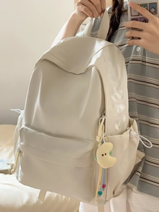 Minimalistischer beiger Schulrucksack mit Mond-Plüschanhänger für Schülerinnen