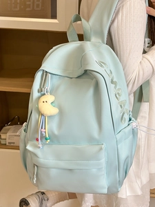 Minimalistischer hellblauer Schülerrucksack mit Mondplüsch-Anhänger und Bestickung