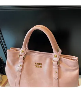 Detailansicht der pinkfarbenen PU-Leder-Einkaufstasche mit Plissee-Kanten und Gold-Logo