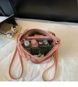 Draufsicht auf das Innere der rosa Tragetasche mit viel Platz und Mehrfachtaschen