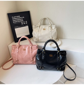 Stilvolles Trio minimalistischer Boston-Taschen in Creme, Rosa und Schwarz auf weißem Display