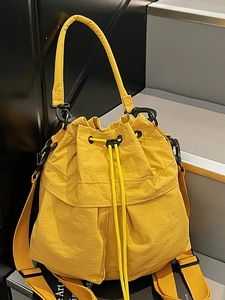 Borsa a secchiello in nylon giallo brillante con chiusura a coulisse e tracolla regolabile