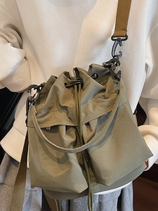 Borsa a secchiello minimalista verde oliva in nylon con tracolla regolabile