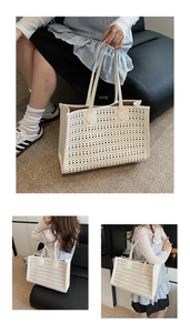 Détail d'un sac cabas blanc minimaliste avec un design géométrique ajouré chic