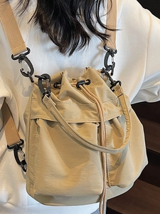 Borsa a secchiello minimalista in nylon beige di grande capacità con spallacci spessi