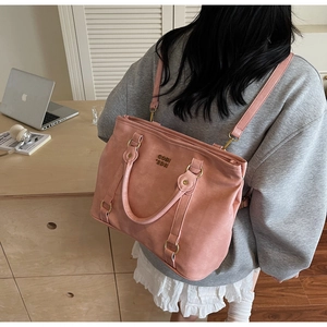 Detailansicht der großen rosa PU-Leder Tragetasche mit metallischem COH-Logo für Damen